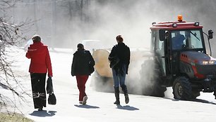 Ankstesniais metais gatves šlavusių paprastų valytuvų šiemet ketinama atsisakyti, nes tokiu būdu valant miestas paskęsta dulkėse.