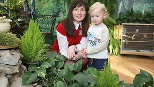 &bdquo;Pasakaitėje&ldquo; dirbanti Lina Toločkienė sako, kad jos sūnui, kaip ir kitiems vaikams, esant dideliam oro užter&scaron;tumui, geriau laiką leisti darželio žiemos sode nei lauke.