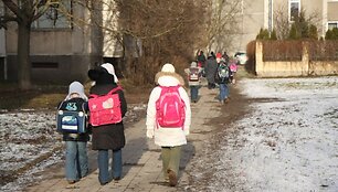 Kiekvieną rugsėjį į Vilniaus mokyklas ateina maždaug dviem tūkstančiais mokinių mažiau. Toks skaičius sudaro dviejų sostinės bendrojo lavinimo mokyklų bendruomenę.