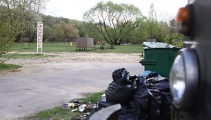 Žirmūnų paplūdimyje jau galima sutikti vieną kitą lankytoją, nors jis dar neparuo&scaron;tas vasaros sezonui.