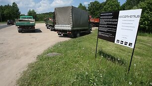 Kol kas būsimų laidojimo namų vietoje vyksta prekyba bulvėmis, stovi kelininkų technika.