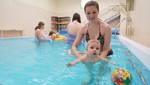 Baseinas nedidelis, todėl jame vienu metu gali maudytis 4&ndash;5 maži vaikai su mamomis ir dar tiek pat vyresnių.