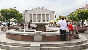 Rotušės aikštės fontaną žmonės kone kasdien užteršia monetomis.