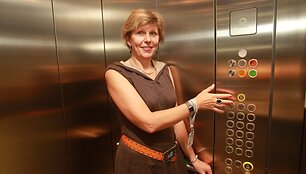 29-erius metus liftu lankytojus į televizijos bok&scaron;to vir&scaron;ų kelianti Janina ir pati dar mėgsta pasidairyti po miestą i&scaron; vir&scaron;aus.