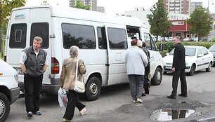 Nors prie Jono Pauliaus II gimnazijos laukė du mikroautobusai, norinčių važiuoti į mitingą atsirado vos keli.