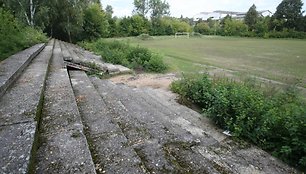 Naujosios Vilnios stadione šiuo metu galima spardyti ne kamuolį, bet šiukšles, o iš   tribūnų belikę griuvėsiai.