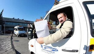 Mikroautobusų vairuotojai savivaldybės pažadų pratęsti sutartis dar negirdėjo. Jų rankose &ndash; tik įspėjimai, kad nuo naujųjų metų darbo nebeturės.