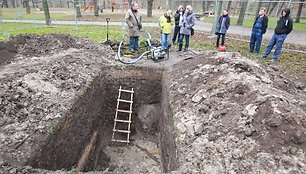 Archeologai Sereikiškių parke rausia gilias duobes.