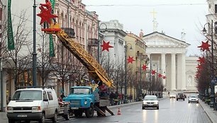 Kalėdinės dekoracijos pirmiausia kabinamos centrinėje Vilniaus gatvėje.