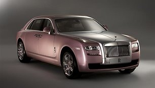 Rožinis „Rolls Royce Ghost“