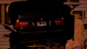 Policijos persekiojamas BMW X5 sustojo tik miegamajame