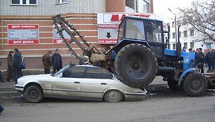 Traktoriaus apgadinti automobiliai