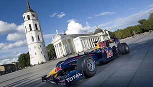 &bdquo;Red Bull Racing&ldquo; Formulės 1 bolidas Katedros aik&scaron;tėje