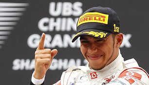 Kinijos GP lenktynių nugalėtojas Lewisas Hamiltonas