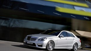 „Mercedes-Benz E63 AMG“ su V8 biturbo varikliu