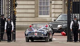 Princas Williamas ir jo i&scaron;rinktoji Kate Middleton vestuves paliko &bdquo;Aston Martin DB6 Volante&ldquo; automobiliu