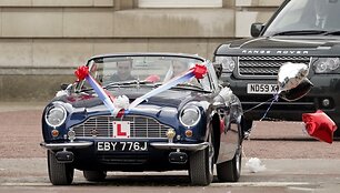 Princas Williamas ir jo i&scaron;rinktoji Kate Middleton vestuves paliko &bdquo;Aston Martin DB6 Volante&ldquo; automobiliu