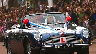 Princas Williamas ir jo išrinktoji Kate Middleton vestuves paliko „Aston Martin DB6 Volante“ automobiliu