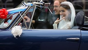 Princas Williamas ir jo išrinktoji Kate Middleton vestuves paliko „Aston Martin DB6 Volante“ automobiliu