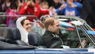 Princas Williamas ir jo i&scaron;rinktoji Kate Middleton vestuves paliko &bdquo;Aston Martin DB6 Volante&ldquo; automobiliu