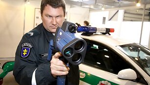 Pareigūno rankose - naujausias greičio radaras