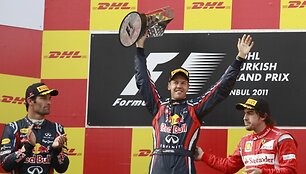 Ant Turkijos GP nugalėtojų pakylos - Vettelis, Webberis ir Alonso