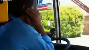 Vairuotojas vairuoja autobusą alkūnėmis