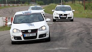 Trys „Volkswagen Golf GTI“ Nemuno žiedo trasoje