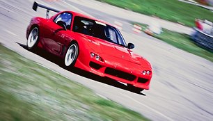 „Mazda RX7“ vairu dešinėje pusėje dalyvaus „Omnitel 1000 km lenktynėse“