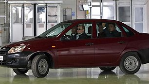 Vladimiras Putinas bando „AvtoVAZ“ pagamintą automobilį