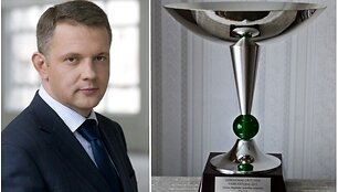 Susisiekimo ministras Eligijus Masiulis ir ministerijos įsteigta konkurso nugalėtojo taurė