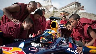 „Red Bull Racing“ F-1 bolidu išbandė aukščiausią kelią pasaulyje