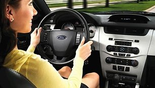 „Ford“ tobulina tarpusavyje bendraujančių automobilių sistemas