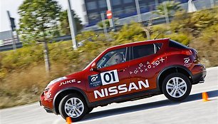 „Nissan Juke 4x4“ slalomo trasoje