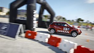 „Nissan Juke 4x4“ slalomo trasoje