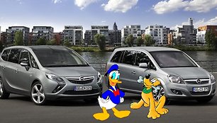 Ančiukas Donaldas ir šuniukas Plutas prie „Opel“ automobilių