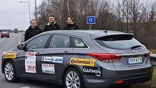 Kelionės dalyviai prie &bdquo;Hyundai i40&ldquo;