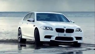 BMW M5 papludimyje