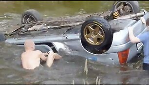 Lenktynininkai įstrigo automobilio viduje