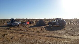 &bdquo;Mongol Rally&ldquo; dienora&scaron;tis. Stovyklavietė Uzbekistane