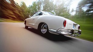 Elegantiškas „Volkswagen Karmann Ghia“ startuos klasikinių automobilių ralyje