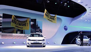 Paryžius 2012. &bdquo;Greenpeace&ldquo; protesto akcija &bdquo;Volkswagen&ldquo; stende