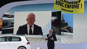 Paryžius 2012. &bdquo;Greenpeace&ldquo; protesto akcija &bdquo;Volkswagen&ldquo; stende