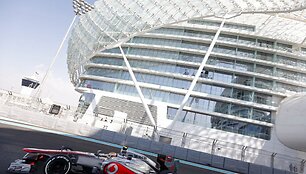 Lewisas Hamiltonas prie &bdquo;McLaren&ldquo; bolido vairo Abu Dabio lenktynių kvalifikacijoje