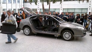 Išmontuojamas „Renault Laguna“ automobilis