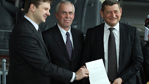Sutartį pasirašė Andrius Vilkauskas (KTU), Rimantas Didžiokas (KU) ir Alvydas Nujėkas (Vėjo projektai)
