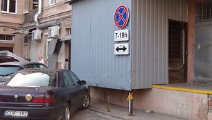 Ženklą, draudžiantį statyti automobilius septynių metrų į abi puses atstumu, parduotuvės savininkas sumontavo ant pastato sienos, nesuderinęs su uostamiesčio savivladybe.