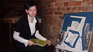 E.Petrauskienė atsargiai kalba apie tokios Klaipėdos pilies, kokia ji pavaizduota makete, atstatymą. Realiausia būtų pradžioje eksponuoti atkastus radinius po stiklinėmis pertvaromis. 