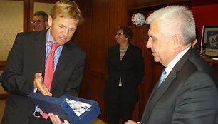 Nyderlandų ambasadorius Joep Wijnands uostamiesčio merui dovanojo olandi&scaron;ko porceliano.