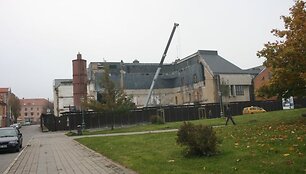 Vasaros pradžioje dalis rekonstruojamo pastato buvo nugriauta. Netrukus prasidės mūrijimo darbai.